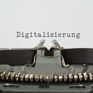 eine analoge Schreibmaschine, darüber der Text Digitalisierung